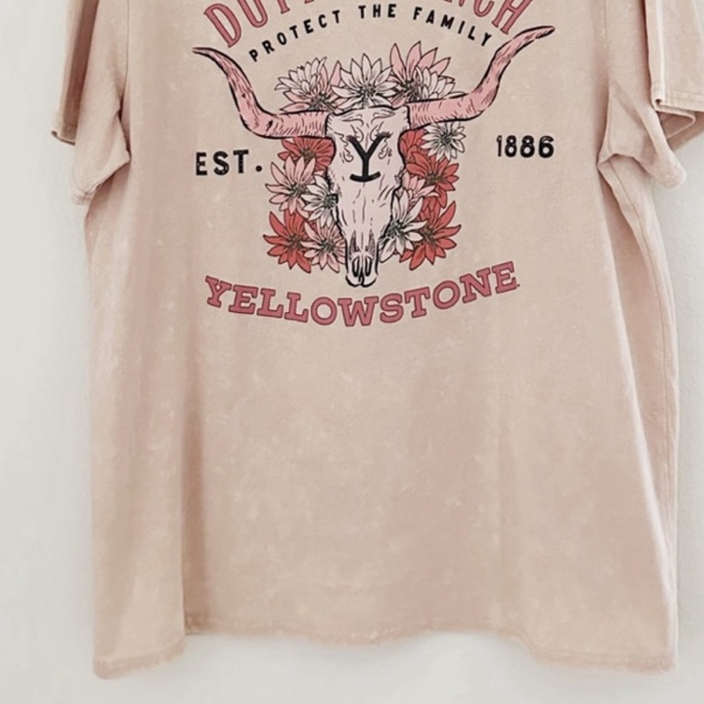 Yellow Stone Dutton Ranch Graphic Tee - Picture 5 of 6